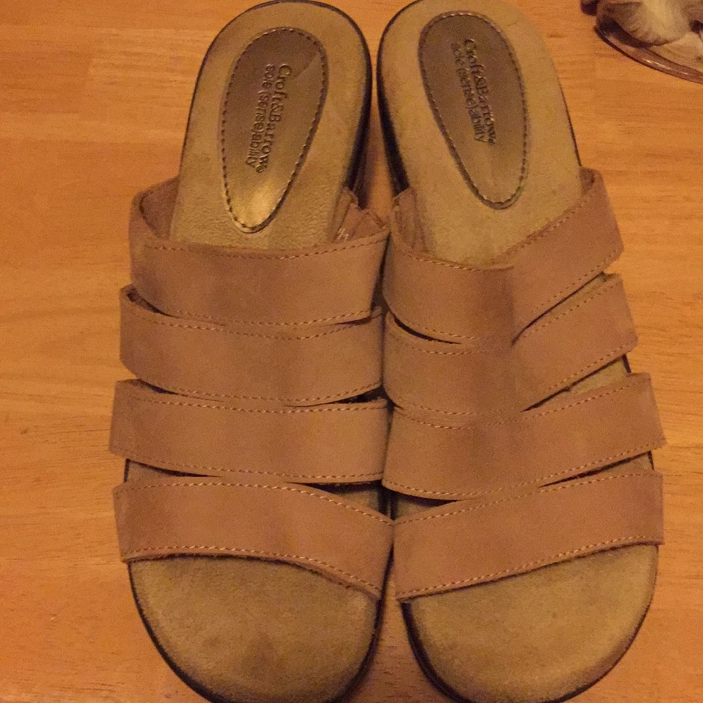 Croft & Barrow beige sandals small 1” heel